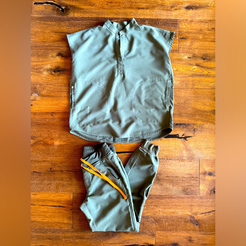 Figs Scrub Set Rafaela - Mandarin Collar Top & Zamora Joggers XS in Moss.